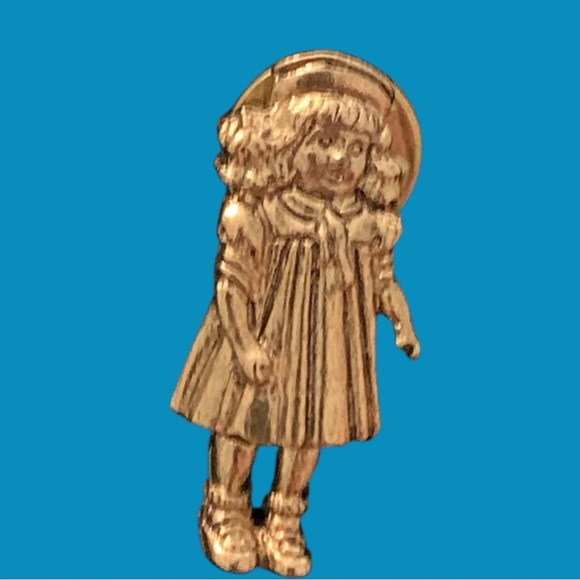 Vintage Bobbs Merrill Raggedy Ann Gold Tone Lapel Pin Whimsical Fashion - Picture 1 of 3